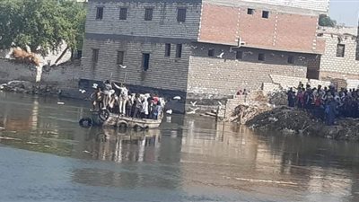 رحلة الموت.. تلاميذ قرية سليم باشا في المنيا يعانون في الوصول إلى مدرستهم │ فيديو