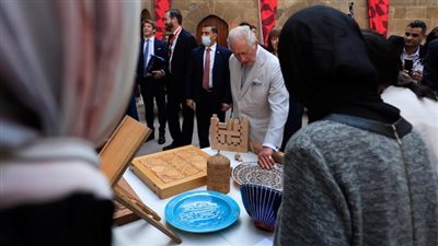 الأمير تشارلز يزور منطقة الحسين ويتفقد حرف المشغولات اليدوية