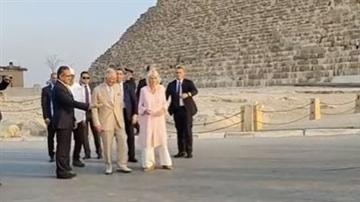 بث مباشر| الأمير تشارلز وقرينته يزوران أهرامات الجيزة ووزير الآثار يستقبلهما