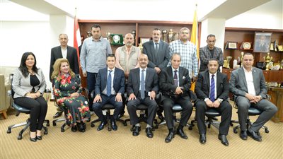 محافظ الإسماعيلية يجتمع بلاعبي الدراويش قبل لقاء الزمالك 