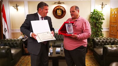 وزير قطاع الأعمال يكرم عاملًا بشركة النصر للمقاولات رفض رشوة | صور