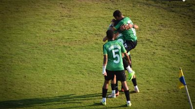 مشجع بايونيرز يحصن مرمى فريقه بالبخور قبل مواجهة المصري بالسلوم | صورة