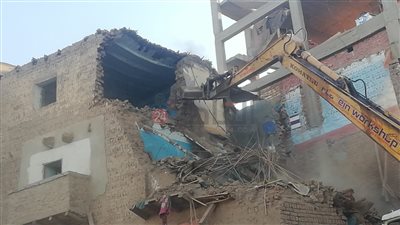 بعد إخلاء السكان.. تنفيذ إزالة كاملة لمنزل من 3 طوابق بجنوب الأقصر | صور