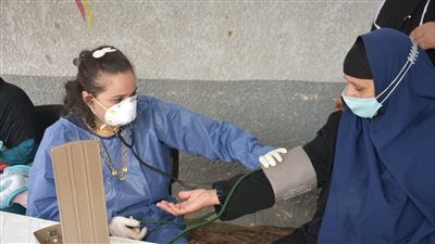 جامعة القاهرة: توقيع الكشف الطبي على 3417 مواطنا وعلاجهم وصرف الأدوية مجانا ضمن حياة كريمة