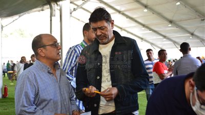 أحمد وفيق يدلي بصوته في انتخابات نادي الجزيرة