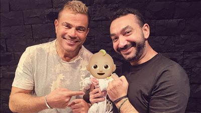 نادر حمدي يمازح جمهوره بصور تجمع ابنه والهضبة: هيعملوا دويتو