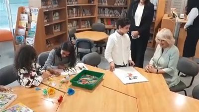 الأميرة كاميلا تقرأ رواية للأطفال في مكتبة الإسكندرية.. وتطلع على أعمالهم في الرسم | فيديو