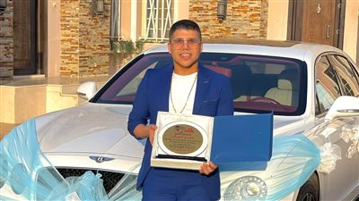 بعد حفلاته هناك.. عائلة سعودية تمنح عمر كمال درعًا وسيارة بنتلي | صور 