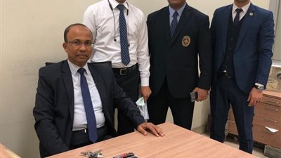 جمارك المطار تضبط 3 محاولات لتهريب خناجر وصواعق كهربائية وعملات ذهبية | صور