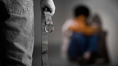 عشان ضيع فلوس.. التحقيق مع عامل لاعتدائه على نجله بالسويس 