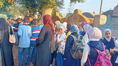 في طوخ.. طلاب مدرسة يذهبون للمقابر لقراءة القرءان على قبر معلمتهم | صور