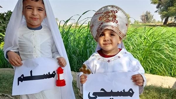 لافتات تحملها أطفال