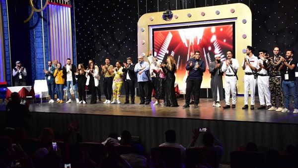  عرض مسرحية عائلة