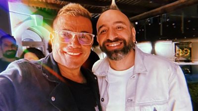 بكعكة عليها أحذية.. عمرو سلامة يحتفل بعيد ميلاده بحضور عمرو دياب وويجز