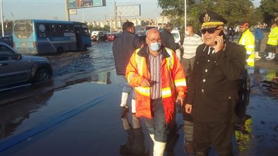 رئيس مياه القاهرة يتابع تنفيذ خطة مواجهة تجمعات الأمطار