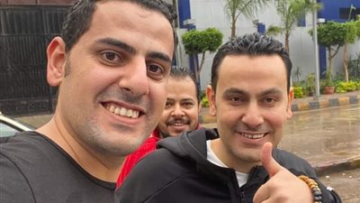 خروج الصحفي أحمد شاكر بعد الانتهاء من إجراءات إخلاء سبيله