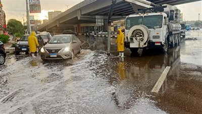 محافظ القاهرة: رؤساء الأحياء ومسئولو شركتي المياه والصرف الصحي في الشارع للتعامل مع مياه الأمطار