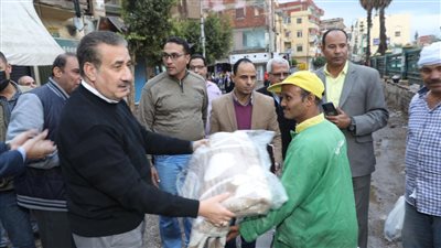 محافظ المنوفية يتفقد أعمال شفط الأمطار ويوزع مواد غذائية وبطاطين على العمال