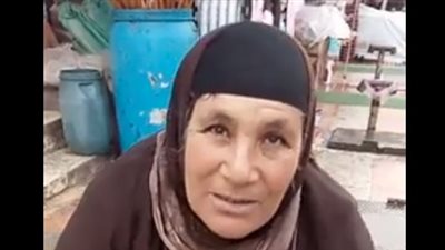 بائعة جبن بمطروح تحت الأمطار: مقدرش أمشي ده رزق عيالي | بث مباشر