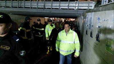 محافظ البحيرة يشرف على أعمال رفع تراكمات مياه الأمطار بنفق شبرا | صور