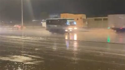 بث مباشر | أمطار غزيرة وبرك مياه تحاصر الطريق الدائري.. وتكدسات مرورية بين السيارات