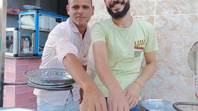 قاهر الزيت المغلي بالدقهلية: بضع إيدي في الزيت علشان أبسط الناس 