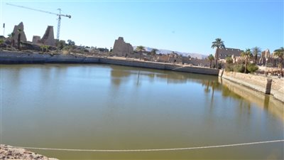 كيف تستغل وزارة السياحة والآثار البحيرة المقدسة في احتفال افتتاح طريق الكباش؟ 