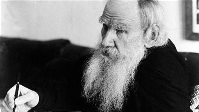 تولستوي.. الأديب المتناقض لماذا رآه دوستويفسكي كاتب كبار الملاك؟