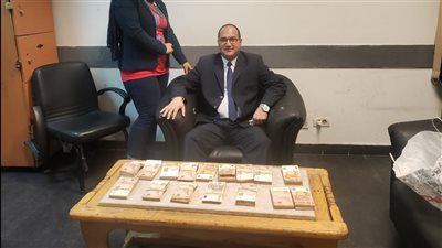 جمارك مطار القاهرة تضبط محاولة تهريب كمية من عملة اليورو في الأحذية 