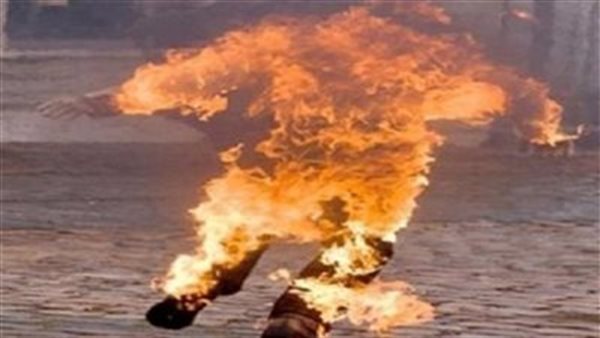 شاب يشعل النار في