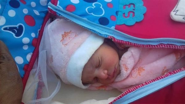 الطفلة حديثة الولادة