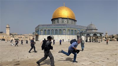 قوات الاحتلال الإسرائيلية تقتل فلسطينيا في المسجد الأقصى بالرصاص الحي
