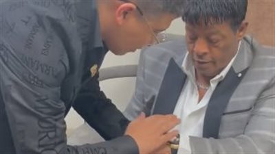 عبد الباسط حمودة ساخرًا من هدية عمر كمال: ركبت عربية بـ 10 مليون جنيه وجايبلي ساعة