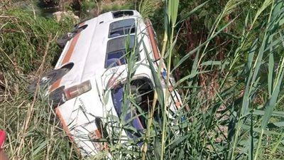 إصابة 14 شخصا في حادث تصادم ميكروباص بتروسيكل غرب الأقصر | صور