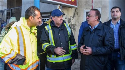 محافظ الإسكندرية يتابع عمليات تصريف مياه الأمطار ويكشف موقف عودة الدراسة | صور