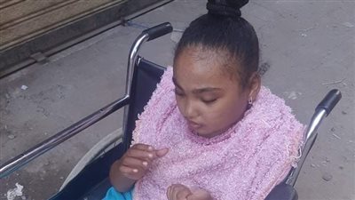 ضمور عضلات وشلل دماغي.. والد طفلة بالمنيا: نفسي أعالج بنتي ومش قادر على المصاريف | صور وفيديو