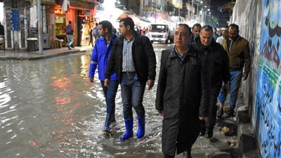 بعد تعرضه للغرق.. محافظ الإسكندرية يتفقد شارع المعهد الديني لمتابعة كسح مياه الأمطار