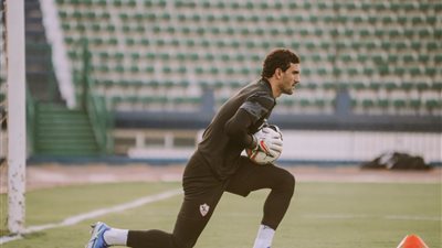 أيمن طاهر يطمئن محمد عواد قبل مواجهة بيراميدز 