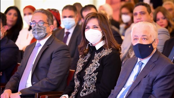 وزيرة الهجرة برفقة