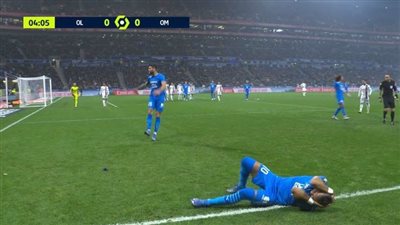 بسبب ضرب ديميتري باييت.. توقف مباراة ليون ومارسيليا في الدوري الفرنسي | فيديو