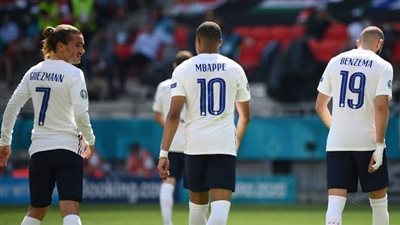 جريزمان: أحيانا أتوقف في الملعب لمشاهدة مبابي وبنزيما وكنت سعيدا في برشلونة 