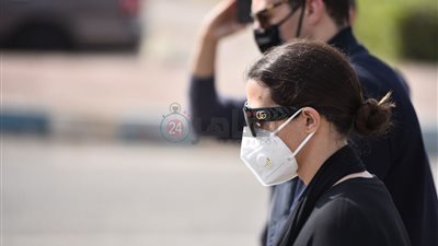 بوجه شاحب وملامح حزينة.. دنيا سمير غانم تصل مسجد الشرطة لتشييع جثمان سهير البابلي