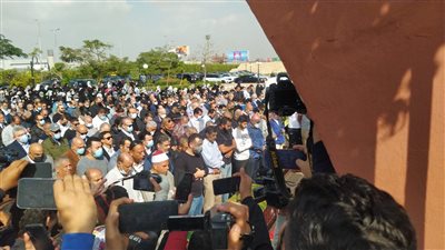 معز مسعود يؤم المصلين في صلاة الجنازة على سهير البابلي | صور