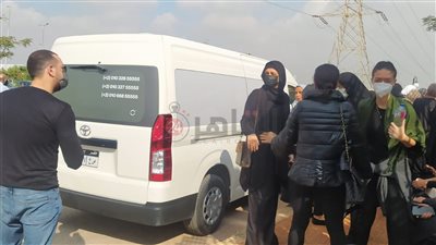 وصول حلا شيحة ومعز مسعود إلى مسجد الشرطة لصلاة الجنازة على سهير البابلي | صور