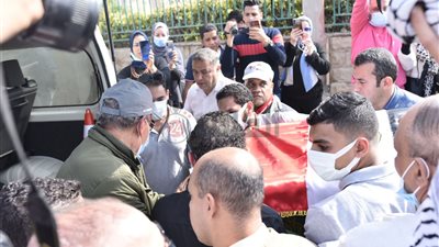 ملفوفًا بعلم مصر.. خروج جثمان سهير البابلي من مسجد الشرطة إلى مثواه الأخير |صور