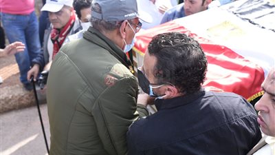 جنازة سهير البابلي.. عبد العال يحمل سَكينة إلى مثواها الأخير | صور