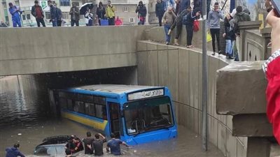 الأمطار تغرق أتوبيس نقل عام أسفل كوبري كليوباترا في الإسكندرية | صور