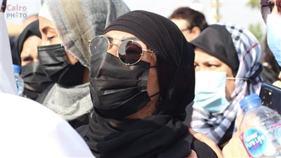 انهيار ابنة سهير البابلي أثناء تشييع جثمان والدتها إلى مثواها الأخير | فيديو 