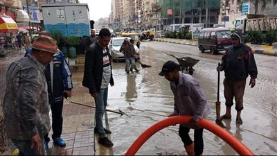 الوحدات المحلية تدفع بمعداتها لشفط مياه الأمطار بالبحيرة | صور