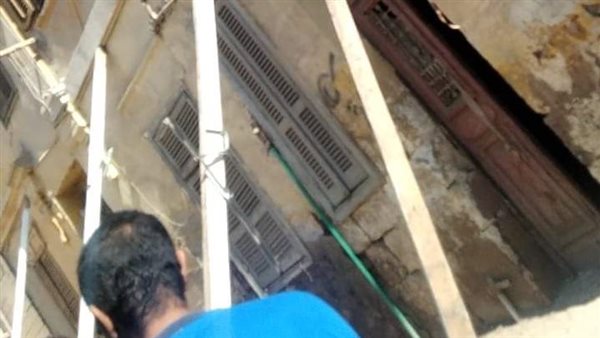 إخلاء منزلين آيلين